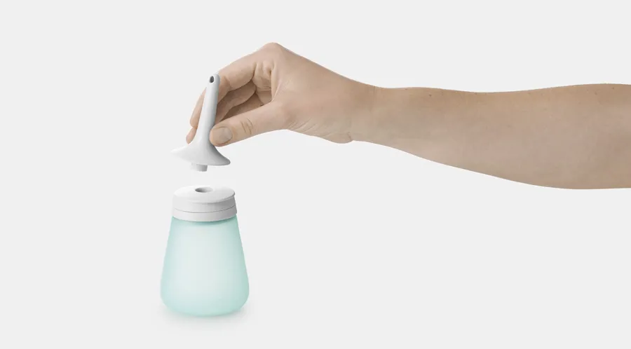 Image of Peristeen Light 250 ml. A hand holds Peristeen Light’s pre-lubricated catheter 