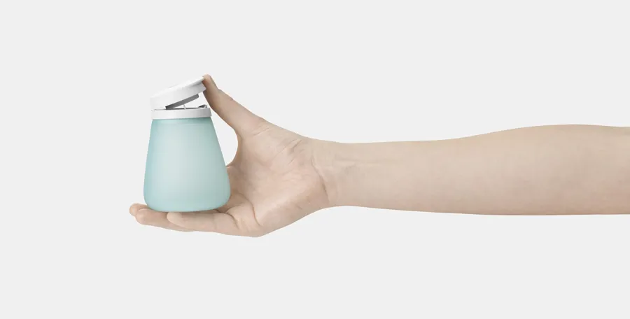 mage of Peristeen Light 250 ml. A hand opens the lid of Peristeen Light.
